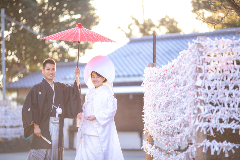 沢山のおみくじを背景に