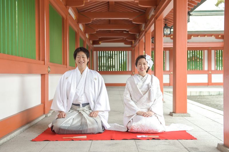 藤崎宮の回廊で、毛氈をしいての撮影