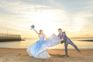 海をバックに！