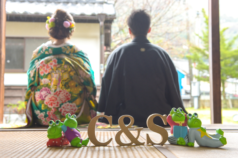 カエルの置物と一緒に