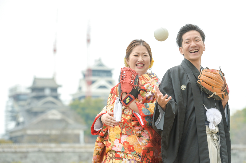 熊本城をバックに