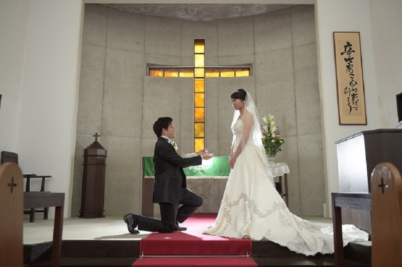 十字架の前で...