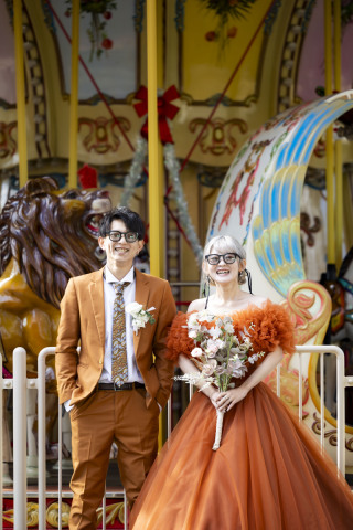 好きな色も、好きな笑顔もおそろい。色でつながる、ふたりらしい1枚。