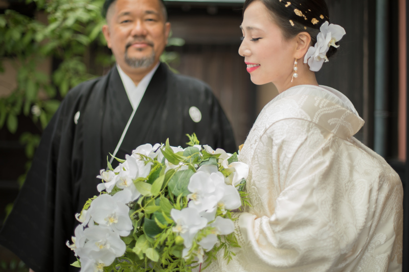 優しい眼差しで見守る新郎様と可憐な新婦様