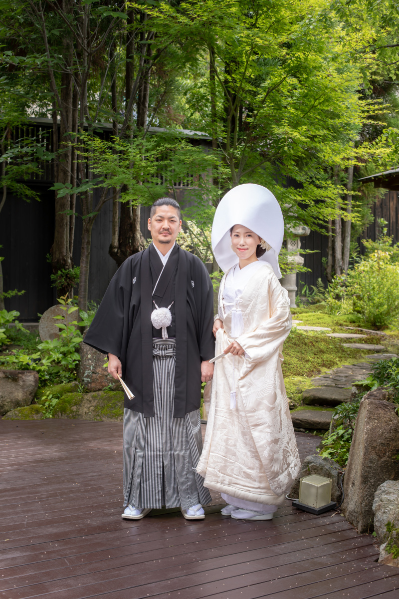 庭園の新緑と和装のコラボ