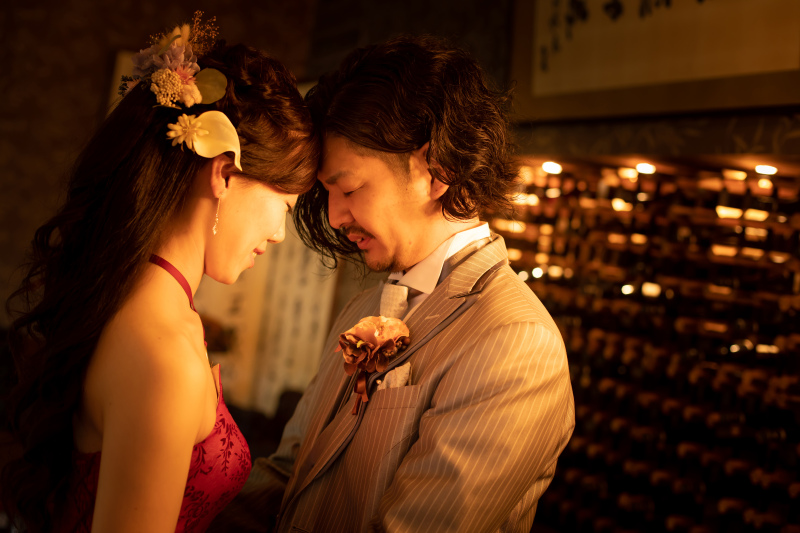 ワインセラーをバックに