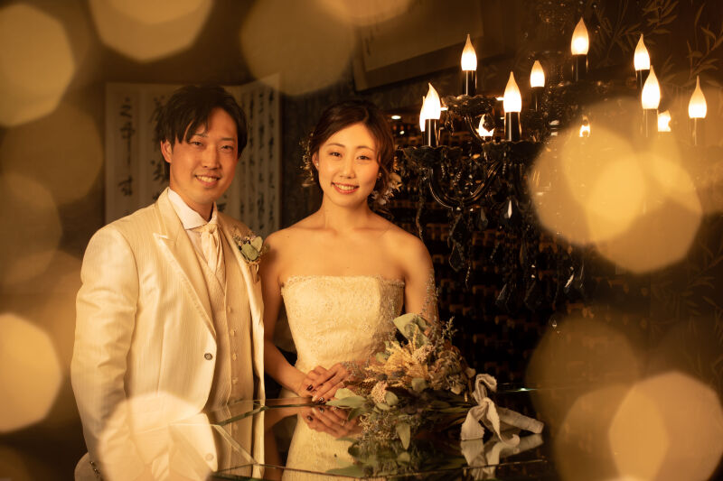 ワインセラーとBARカウンターでのワンシーン