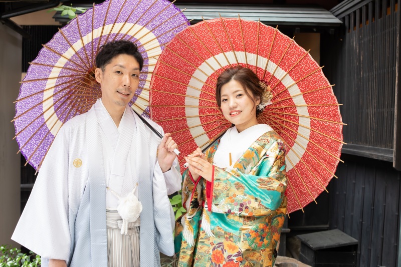 仲睦まじく番傘での撮影