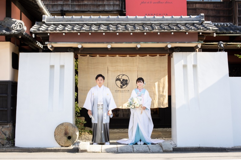 和装に着替えて正面玄関で撮影