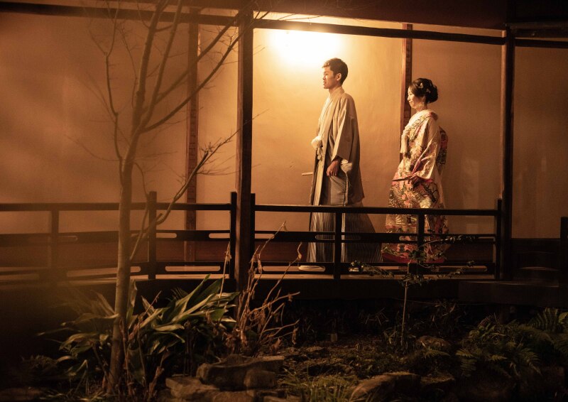 神前式の入場シーンみたいに