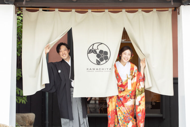 暖簾から【いらっしゃいませ～】