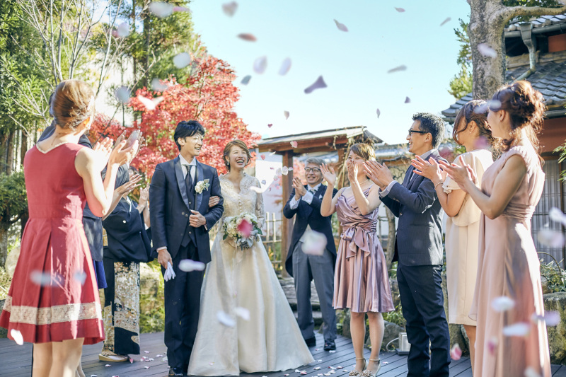 中庭でのフラワーシャワー