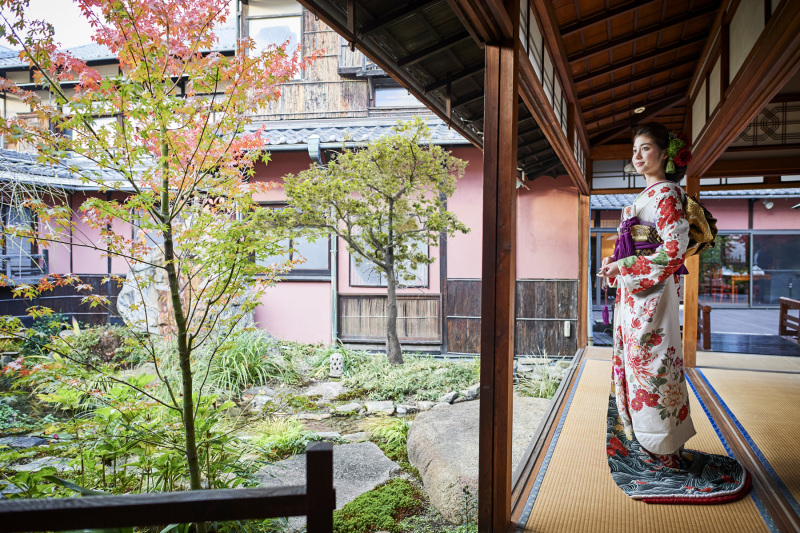 庭園と家屋と人物とのバランス