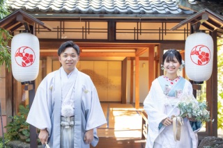 色掛下と白無垢の可愛らしい着こなしとお二人の自然な笑顔が素敵な一枚