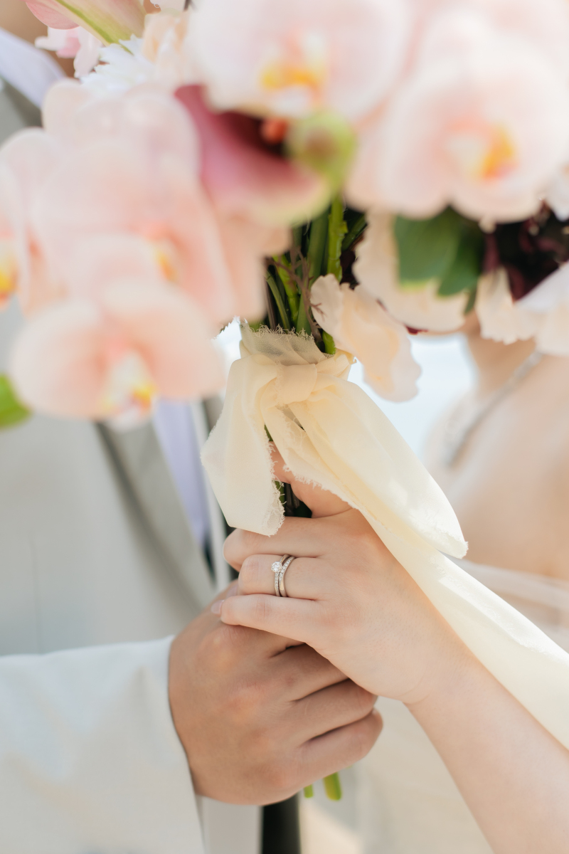 きらりと輝く薬指