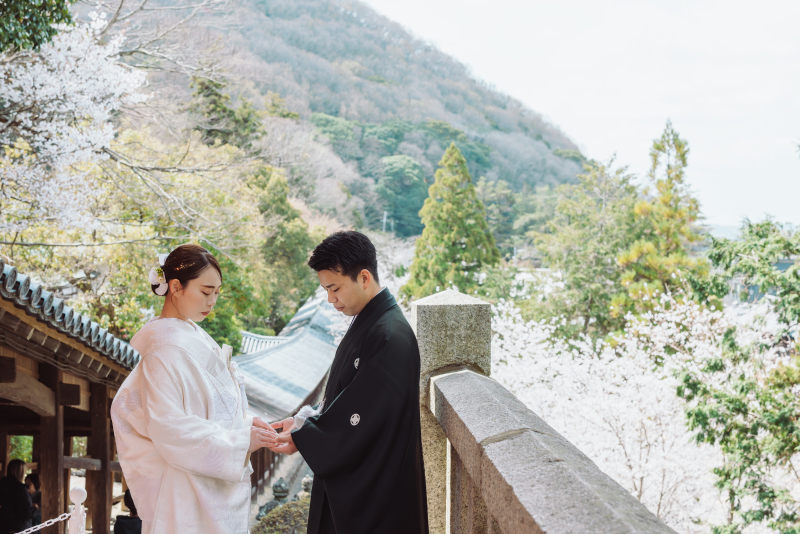 回廊をバックに