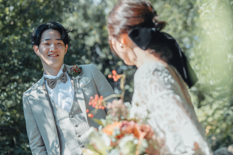 新婦様を見つめる新郎様