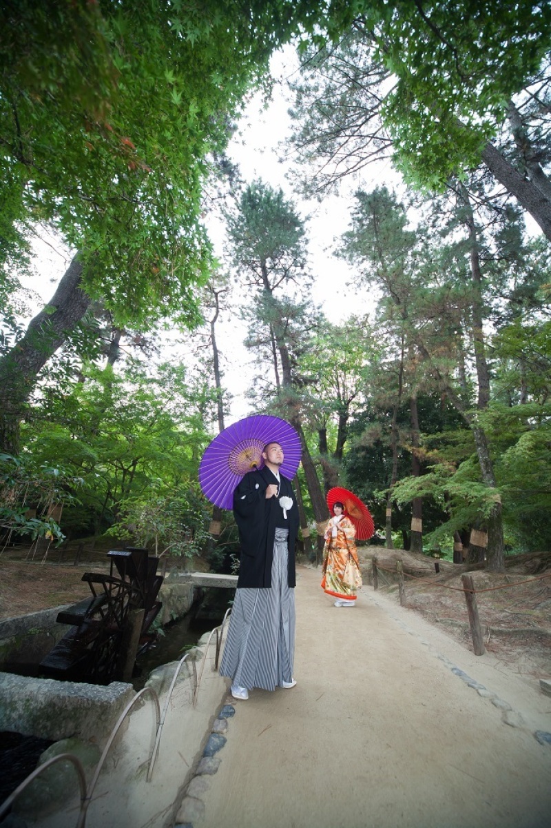 傘をさして後楽園の自然とマッチング