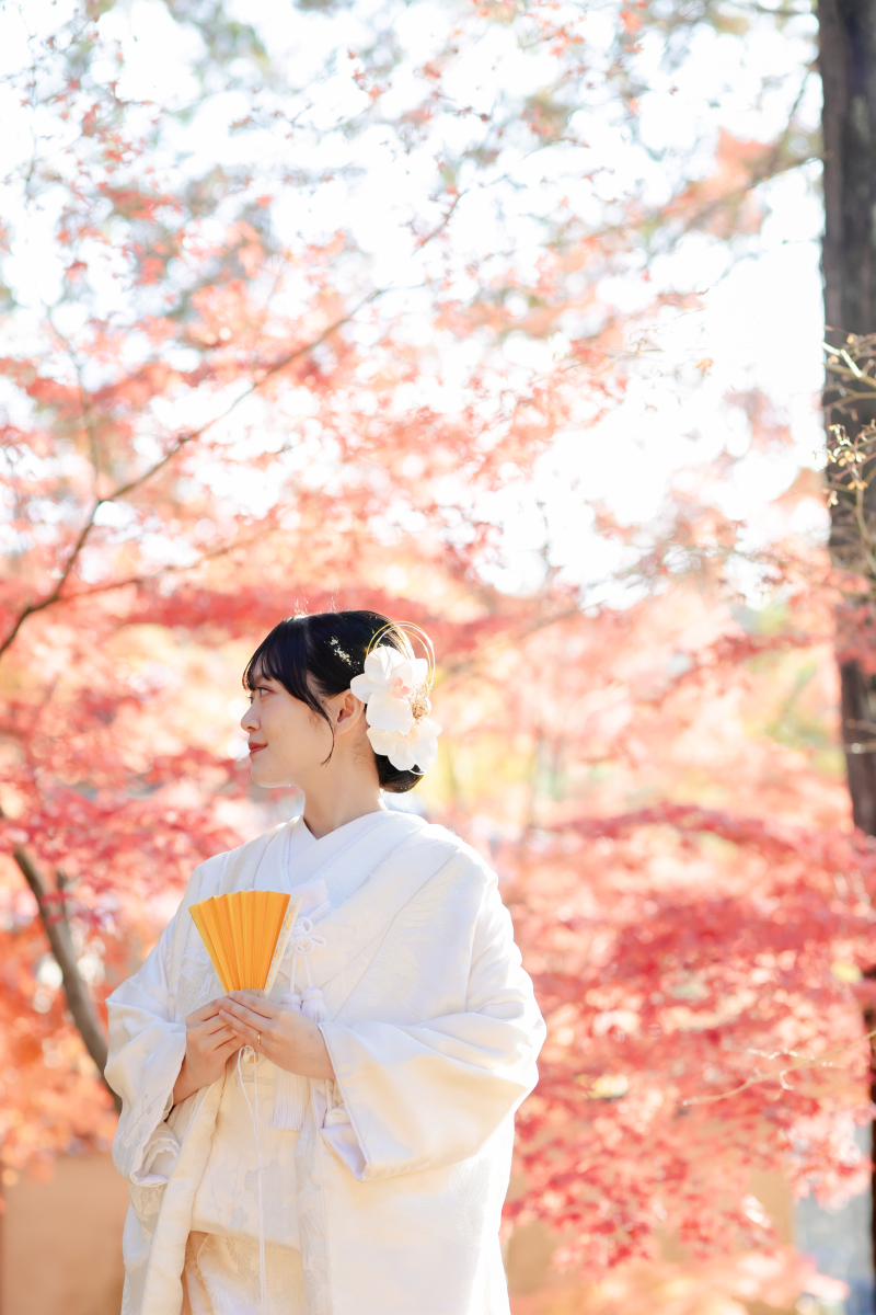 紅葉に映える白無垢姿