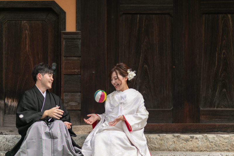 紙風船を投げ合いっこ