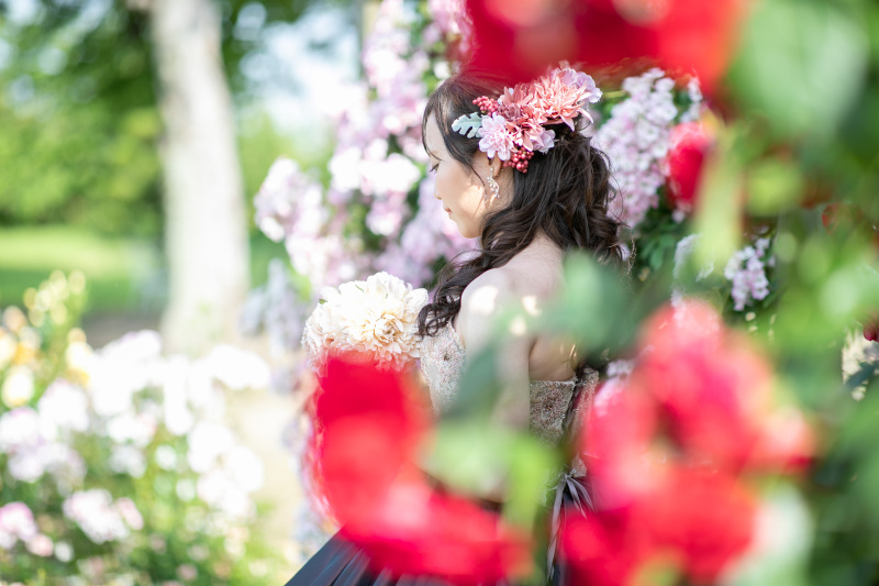 色とりどりのバラに囲まれて