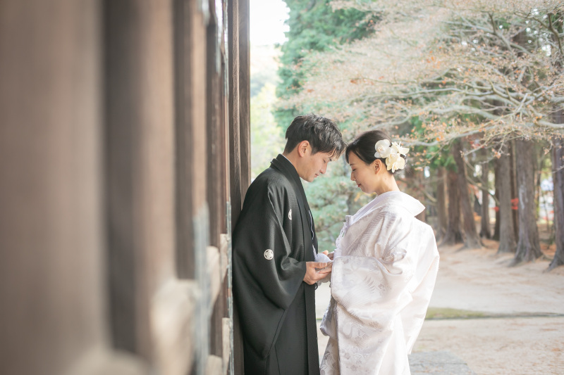 厳粛な雰囲気の中で