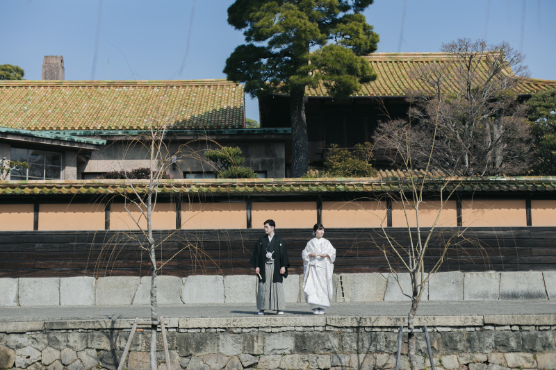 有隣荘をバックに