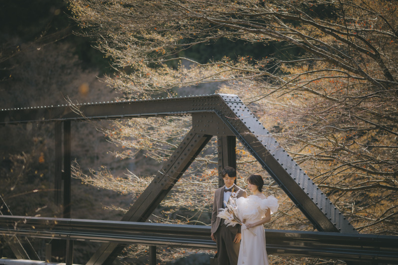 紅葉をバックに