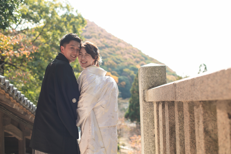 紅葉をバックに