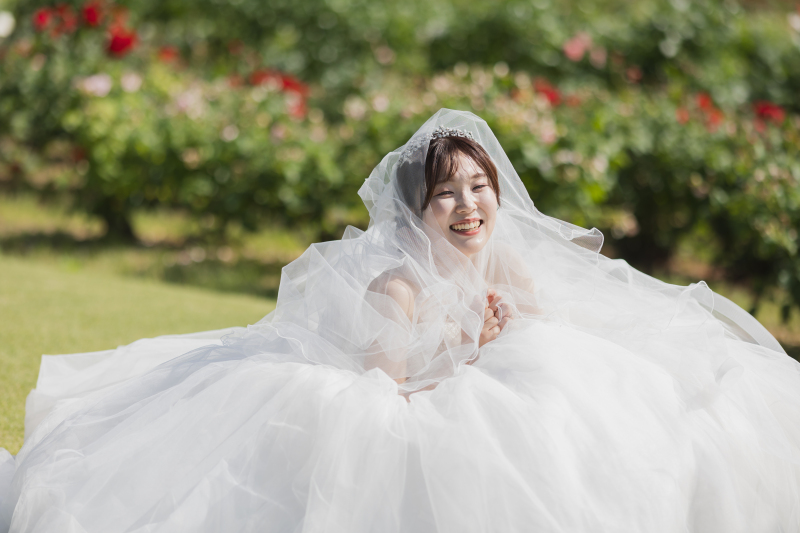 ベールにくるまれて