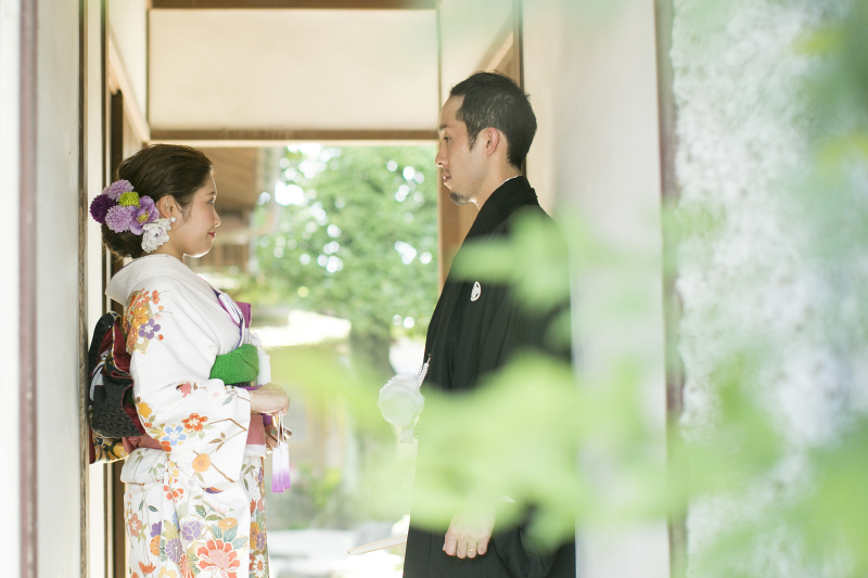 むかし町家で見つめあうお二人