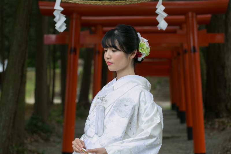 鳥居の赤色に白無垢が映えて・・・✨