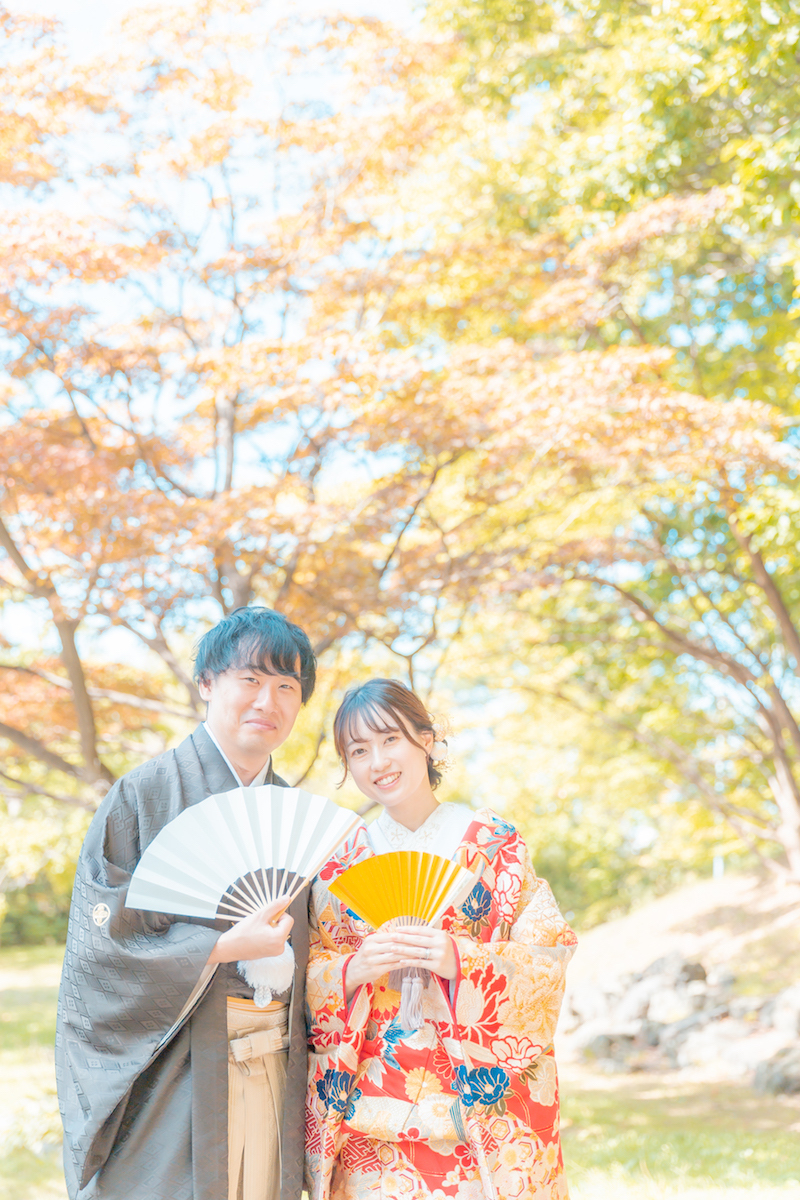 和装ならではの小物を持って