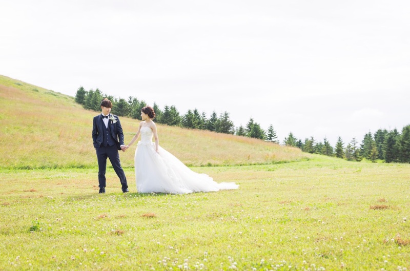 広大な敷地の公園で、自由なフォトウェディングを