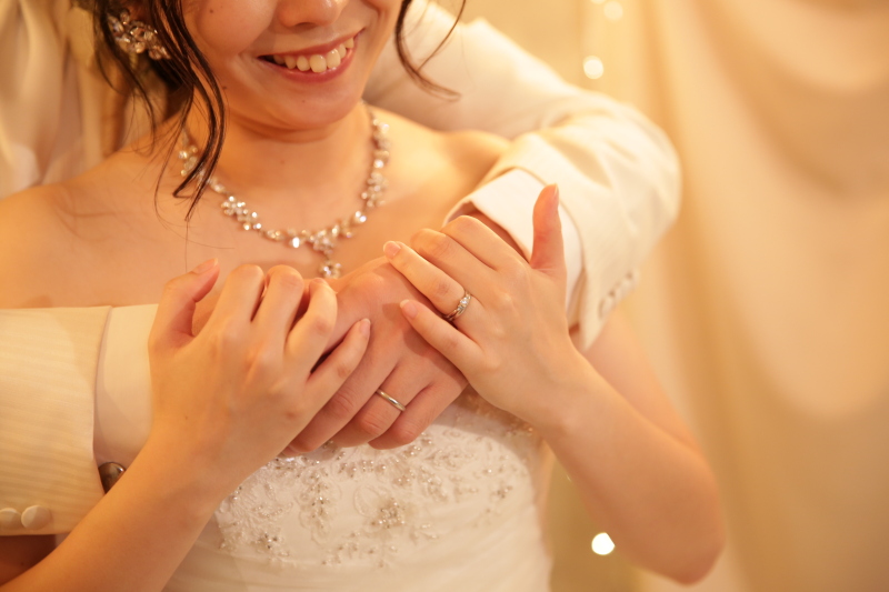 バックハグで微笑みと一緒に