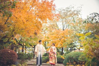 紅葉の中でロケーションフォト