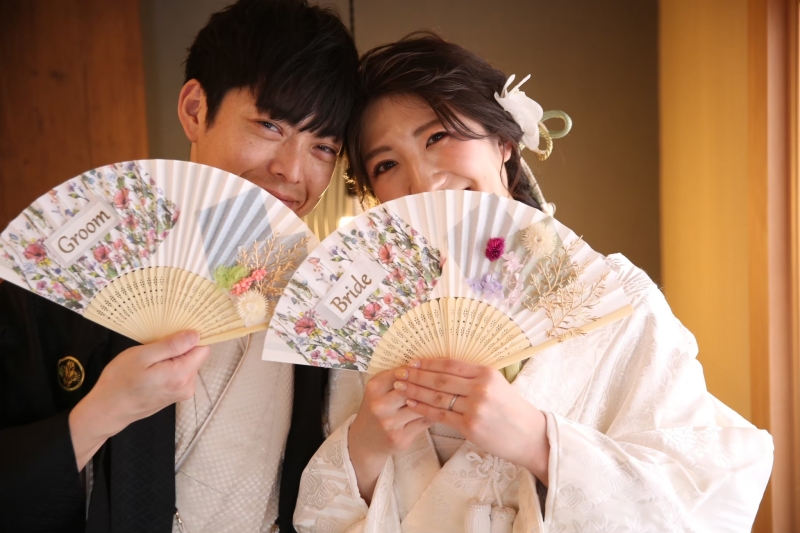 扇子は色合いやドライフラワーで装飾!