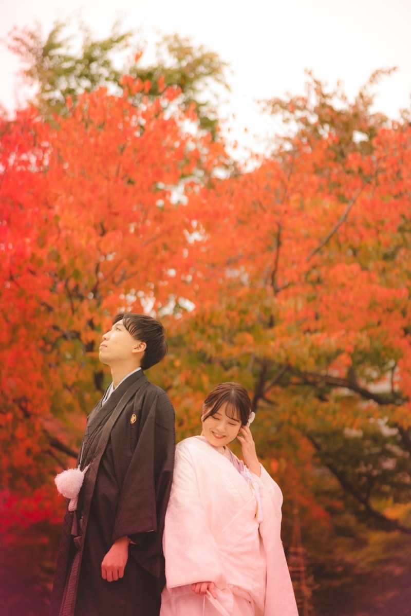 赤い紅葉に包まれたオシャレショット
