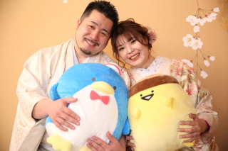 キュートなぬいぐるみを抱きしめている素敵なおふたりをご紹介！！