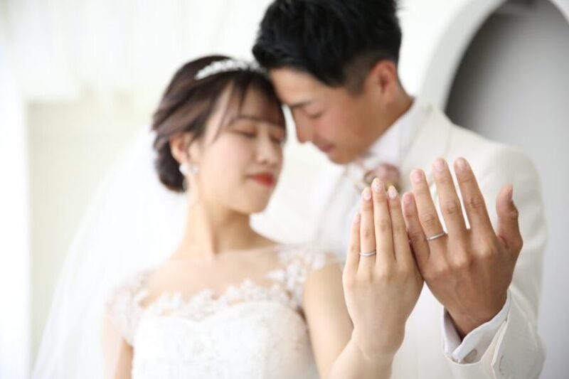 お二人の大切な指輪をメインに残す手元ショット
