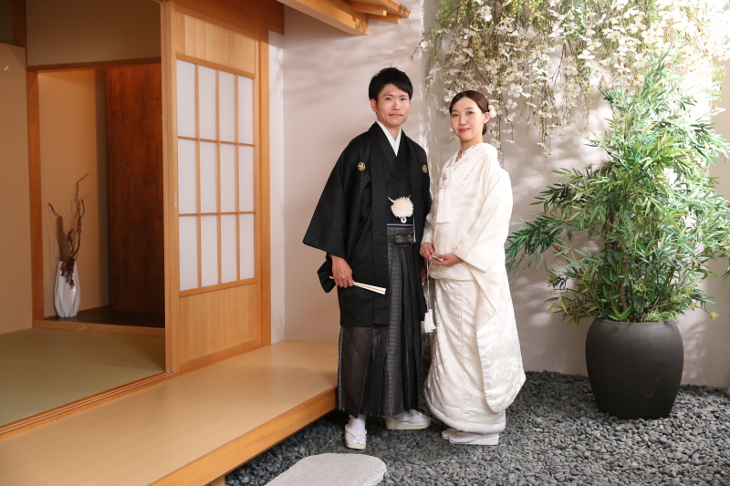白無垢、黒羽織で和室