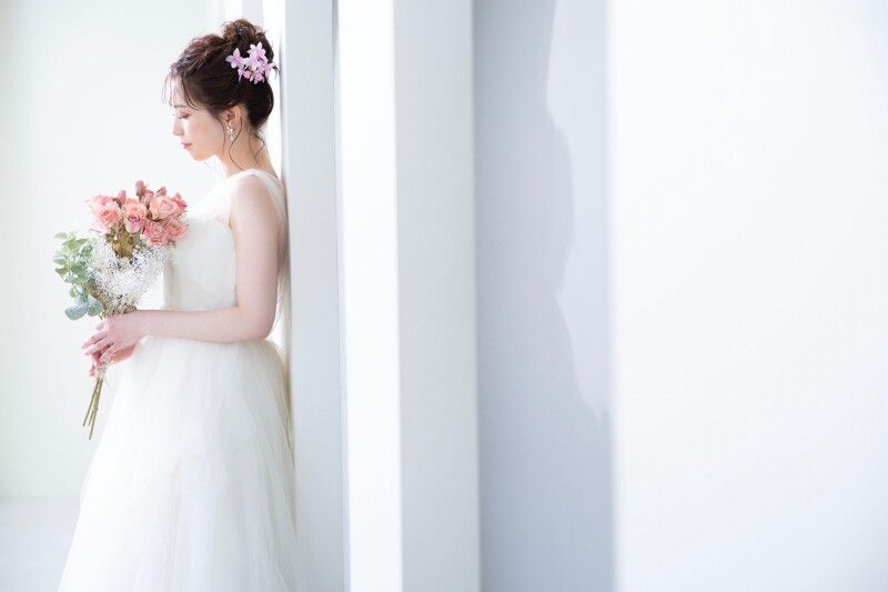 ノースリーブ付きでナチュラルなウェディングドレスを