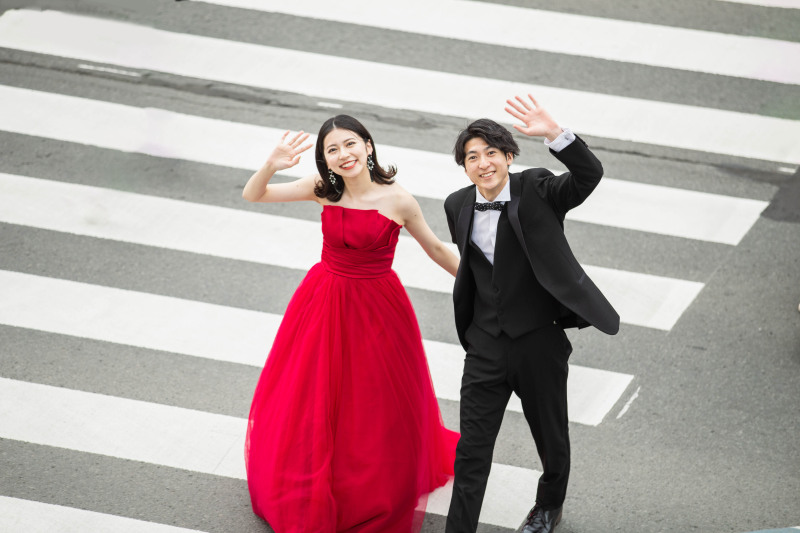 濃いレッドドレスで個性を表現。