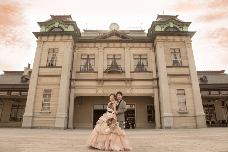 カクテルドレスに着替え、門司港へ移動