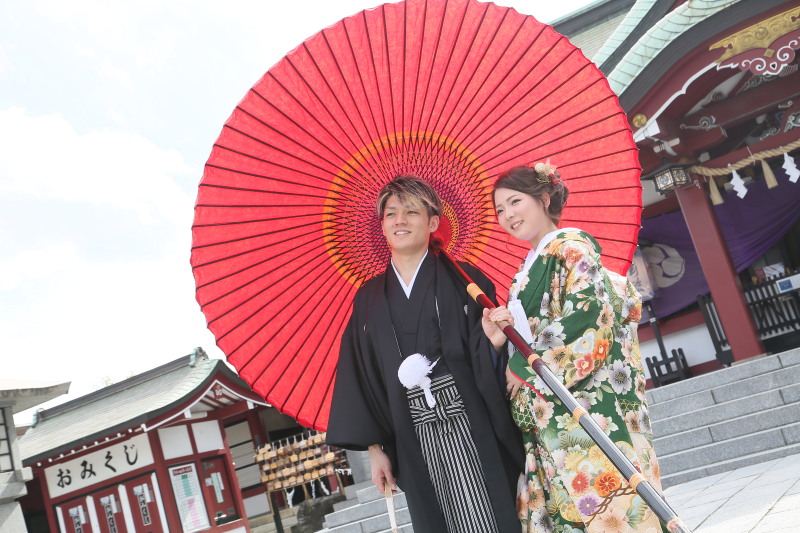 神社をバックに⛩