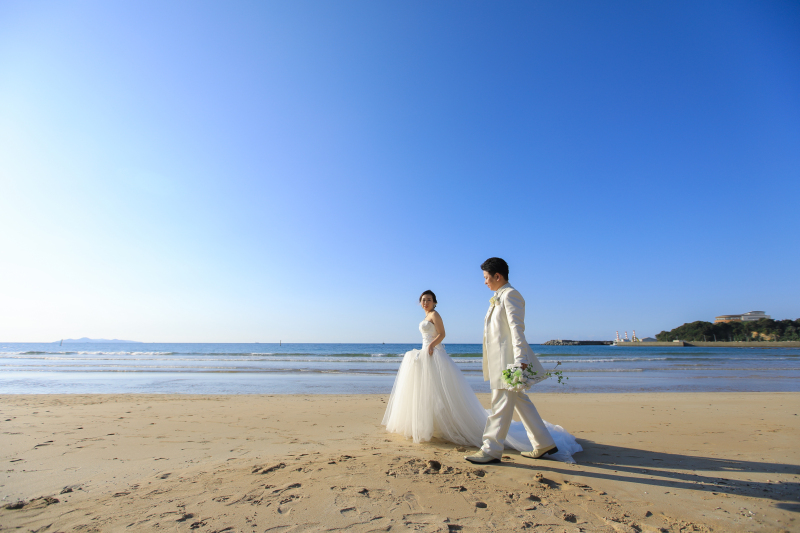 長い砂浜の海岸線を青空と爽やかな風の中での撮影を!