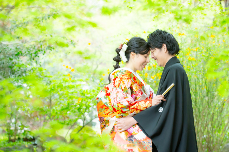 新緑の季節に庭園を散歩しながら自然体の和装撮影
