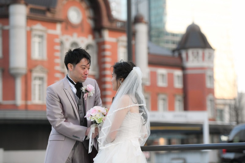 東京駅を背景に…