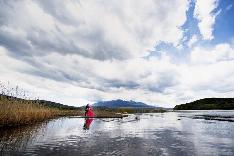 遠くには富士山がそびえ立っています