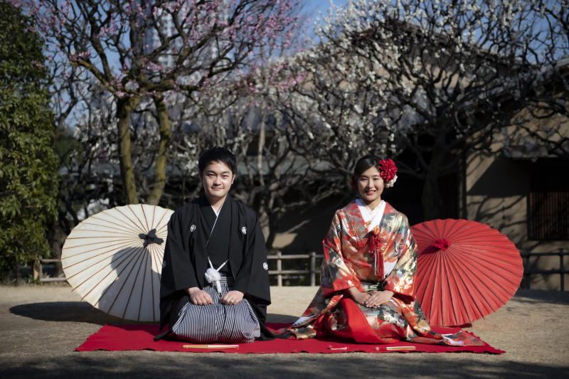 梅の花と和装の美しいコラボ